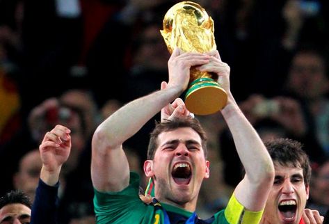 Iker Casillas recoge la copa mundial de fútbol